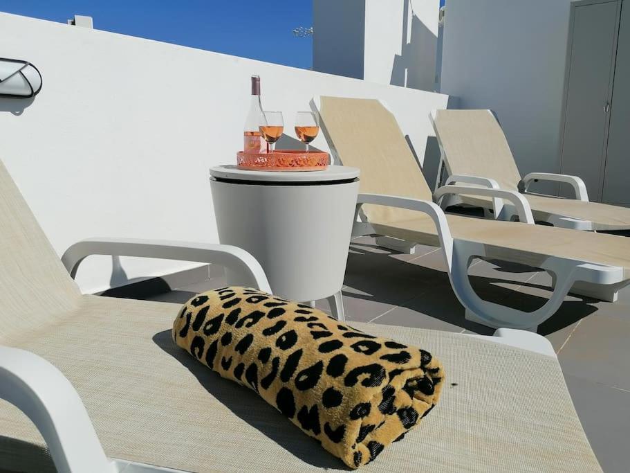 Apartamento 2 Bedrooms , Centre Of Alvor, Open View And Private Parking *