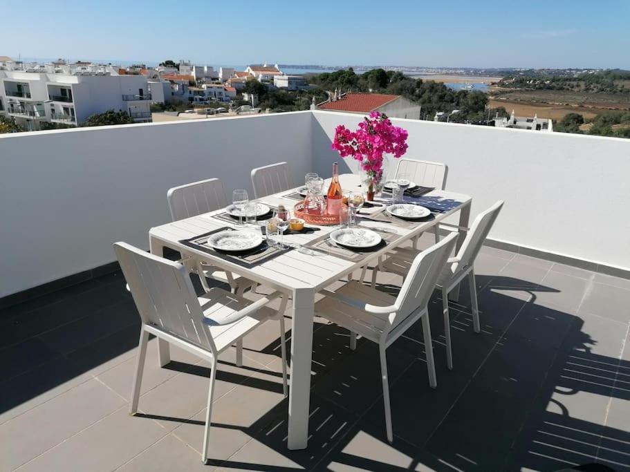 2 Bedrooms , Centre Of Alvor, Open View And Private Parking Apartment Alvor