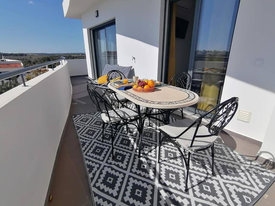 2 Bedrooms , Centre Of Alvor, Open View And Private Parking Apartment